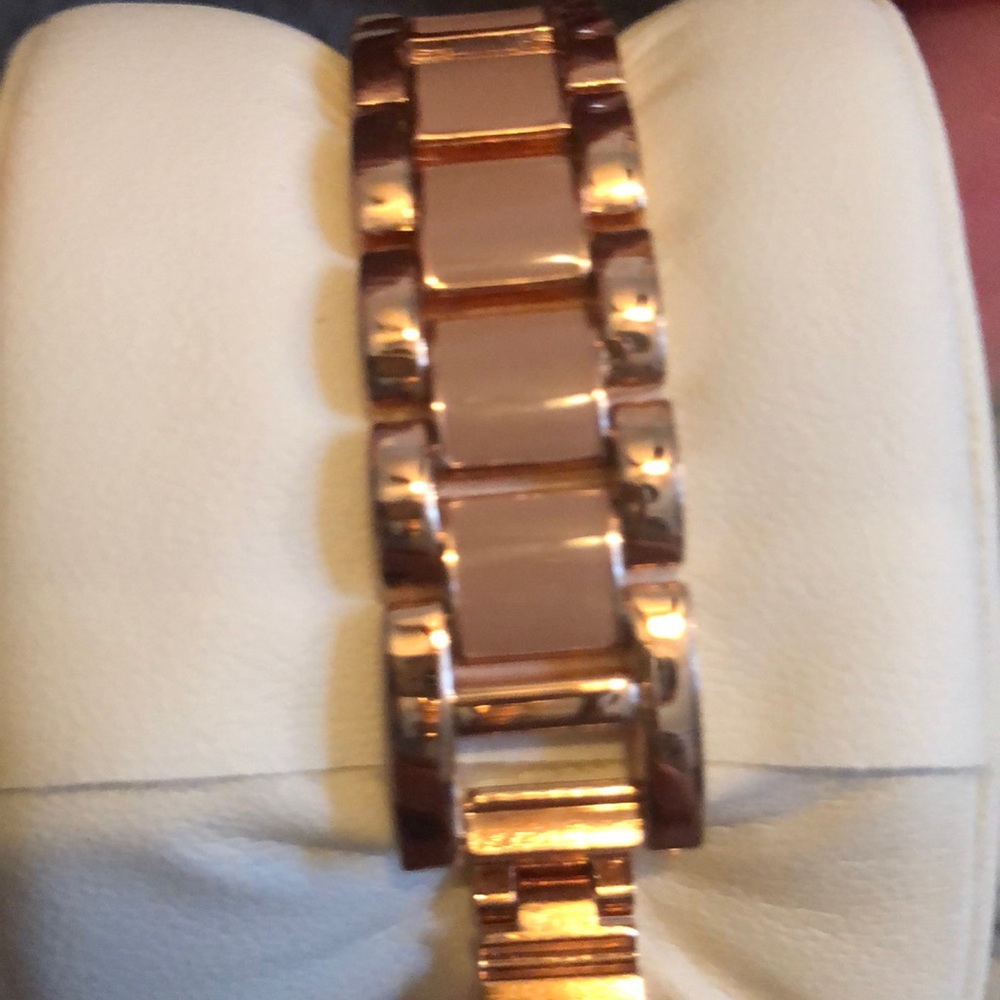 Beautiful Rose gold Anne Klein watch - Picture 4 of 7